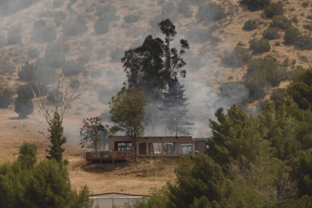 El tiroteo fue llevado a cabo por uno de sus colegas fuera de servicio que luego se atrincheró dentro en su casa llevando a las autoridades a gran despliegue que involucró a varias agencias del orden.