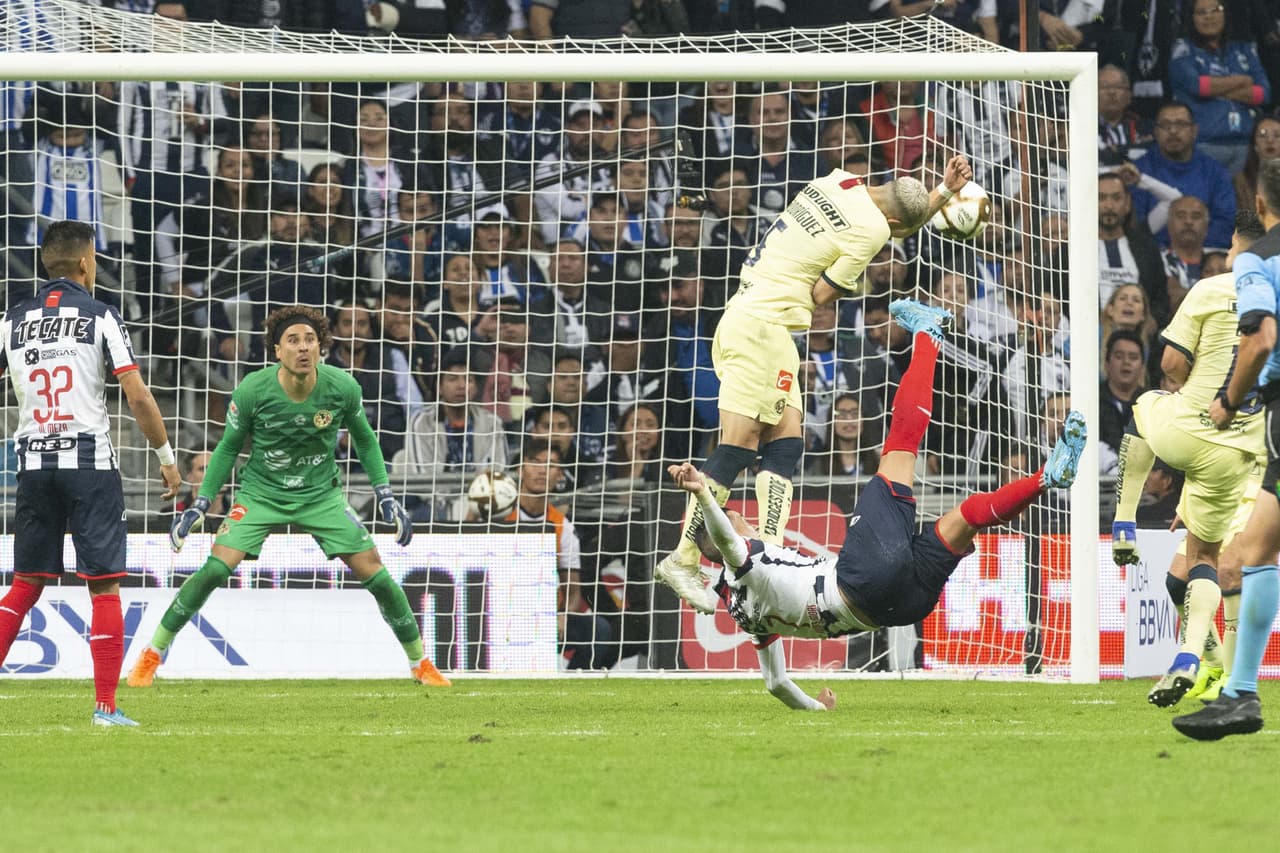 De repente, cuando el tiempo expiraba llegó una genialidad a las que nos tiene acostumbrados con una magnífica chilena que terminó en el fondo de las redes.