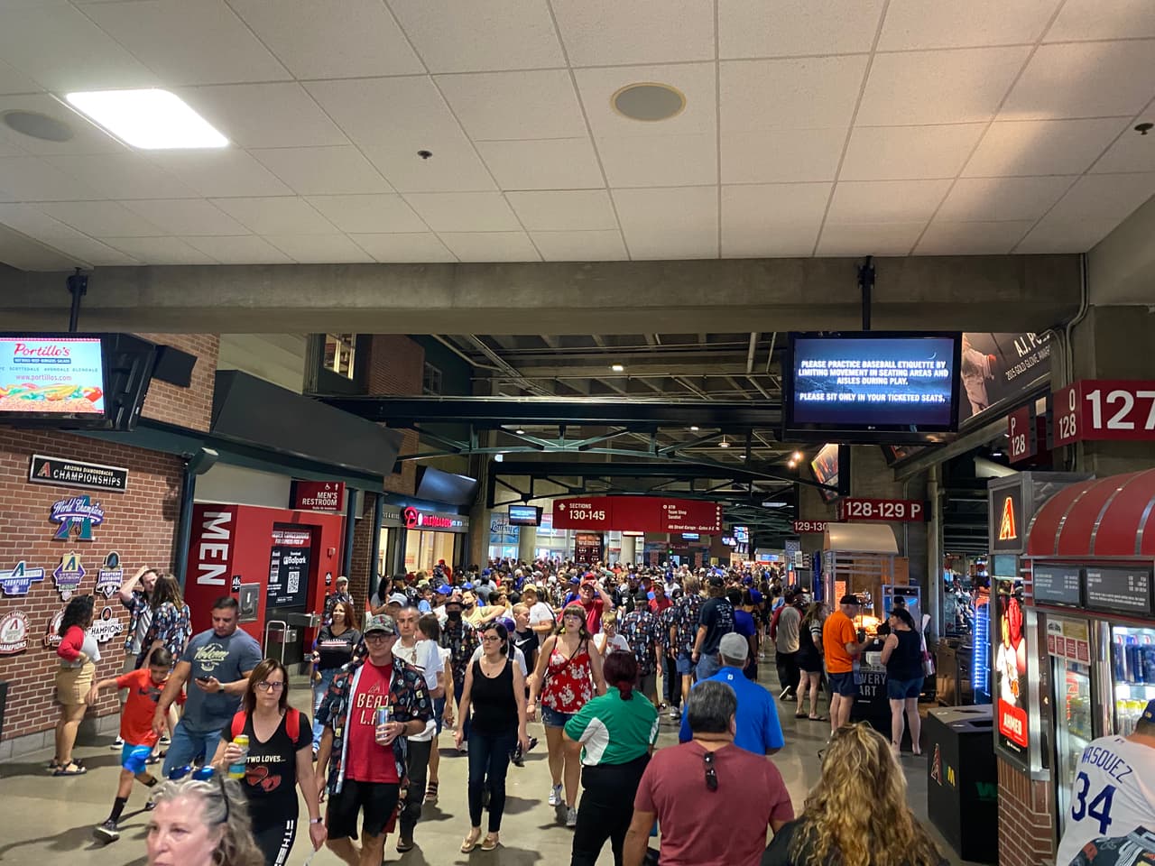 Decenas de aficionados con camisetas de los Dodgers viajaron desde Los Angeles y se vieron recorriendo las calles del centro de Phoenix.