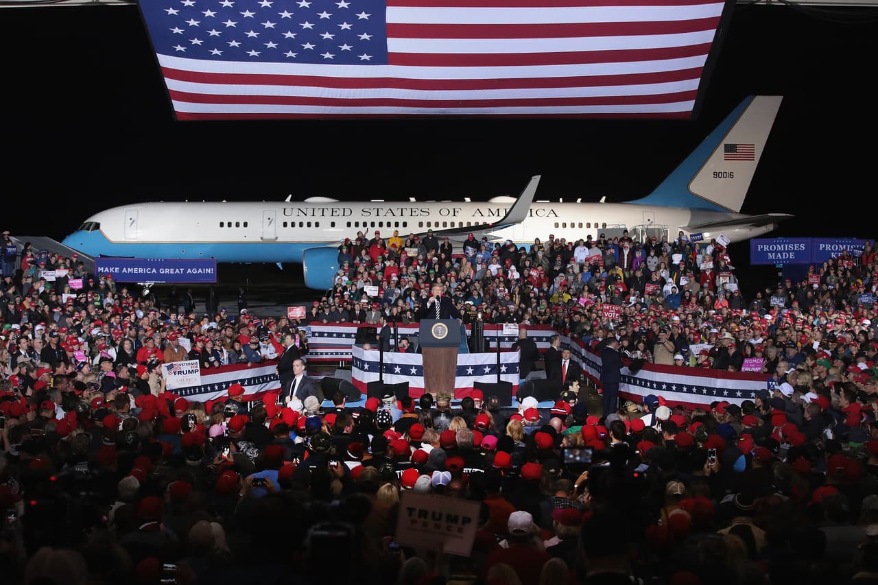 <b>Presidente buscando votos</b>. Donald Trump habla en un mitin organizado para apoyar al republicano Josh Hawley. El candidato está en una contienda cerrada contra la senadora demócrata Claire McCaskill, por un escaño al Senado federal por Missouri.