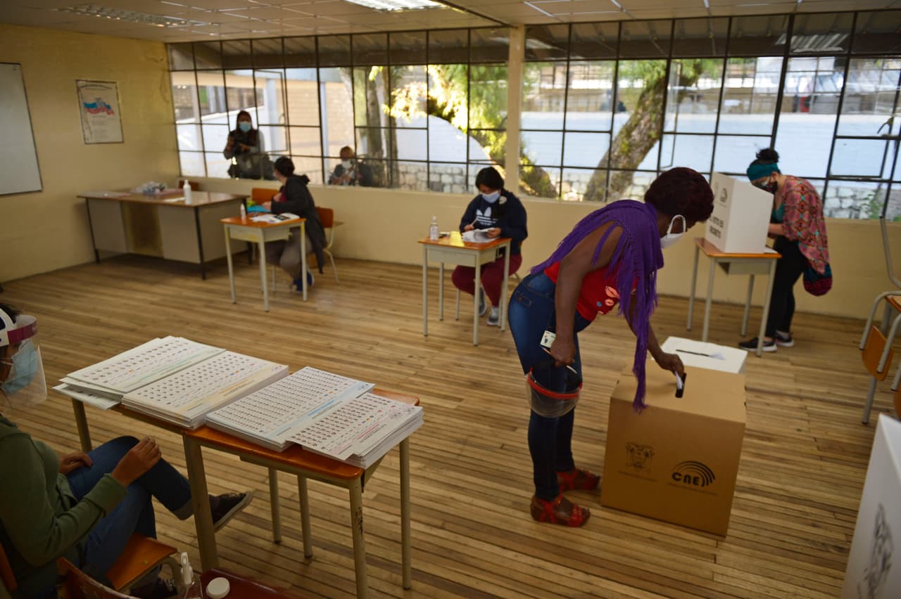 <h3 class="cms-H3-H3">Sitios para votar en Nueva York:</h3>
<br>
<br>
<b>Bronx:</b>
<br>Mott Haven Educational Campus
<br>730 Concourse Village, NY, 10451
<br>
<br>
<b>Queens:</b>
<br>John Bowne High School
<br>63-25 Main St, NY, 11367
<br>
<br>
<b>Hudson Valley:</b>
<br>Peekskill Senior Center
<br>4 Nelson Ave, Peekskill, NY 10566
<br>
<br>
<b>Long Island/Patchogue:</b>
<br>Knights Of Columbus Hall
<br>38 W. First St., Patchogue, NY 11772