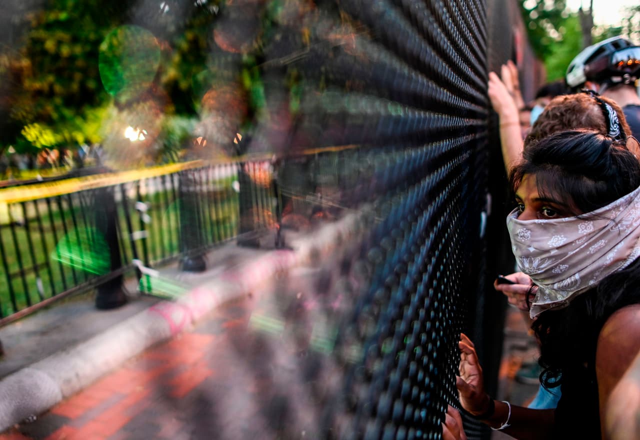 De acuerdo a las estimaciones de Peter Newsham, jefe de la policía de Washington DC, unas 5,000 personas han manifestado cerca de la Casa Blanca pacíficamente.