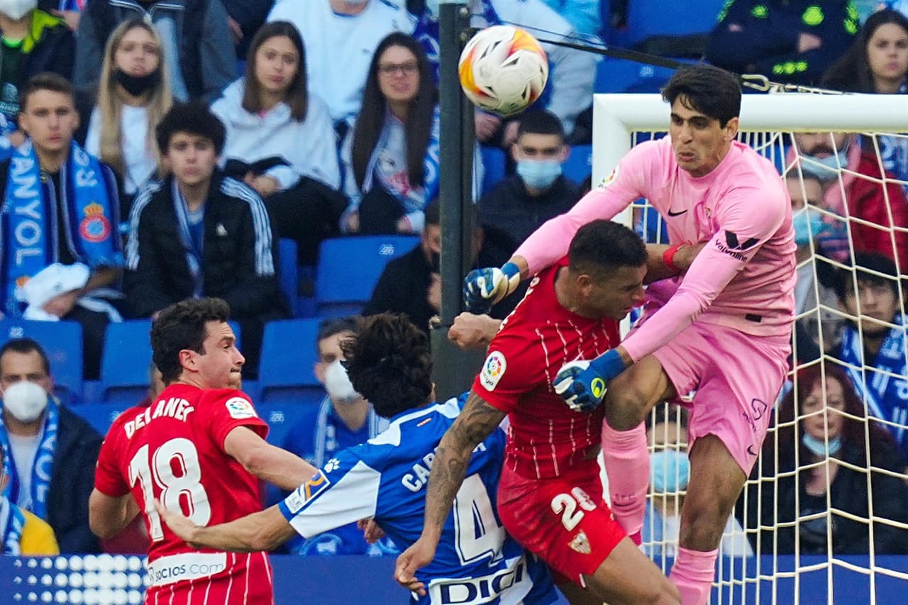 Sevilla y Espanyol empatan durante la Jornada 25 en La Liga con marcador 1-1. Rafa Mir abrió el marcador al minuto 36’ a favor de la visita, pero fue en la segunda mitad cuando Sergi Darder igualó el encuentro a los 50’; Jesús ‘Tecatito’ Corona fue titular y participó 70 minutos.