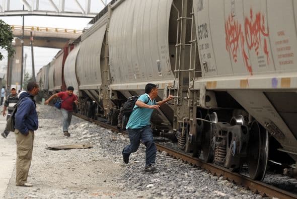 En su camino a EU, a los viajeros se les exige dinero para poder seguir adelante.