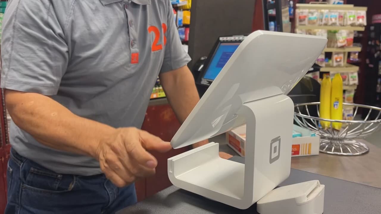 Concilio aprueba pausar el aumento del salario de trabajadores con propinas: ahora pasa al alcalde  