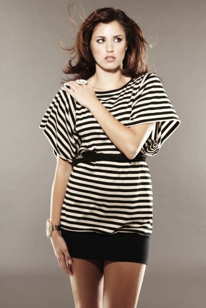 Cuerpo de pera. Si la cadera y los muslos son tus zonas más amplias, lo mejor que puedes hacer es enfocar la atención en el torso. ¿Cómo lograrlo? Utiliza una parte de abajo lisa y en tono oscuro, o aplica una parte de arriba clara y/o con adornos. También funcionará si dejas los hombros al descubierto.