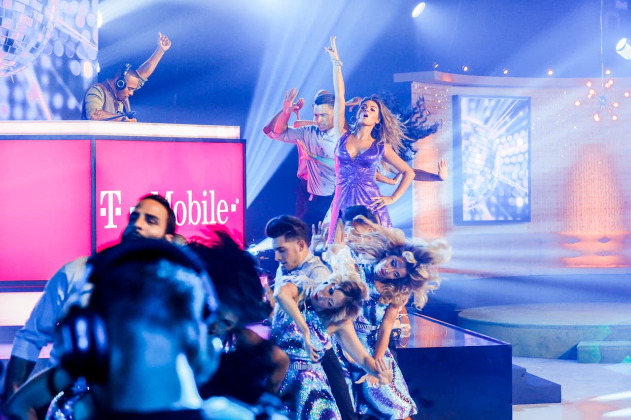 Pero no sólo eso, ya que ella apareció un poco más delgada, y con las puntas en color más claro. Muy diferente de su ya clásica cabellera oscura.