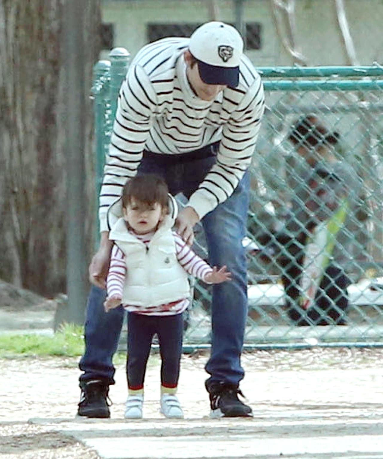 El actor la bajó para que diera unos pasitos.