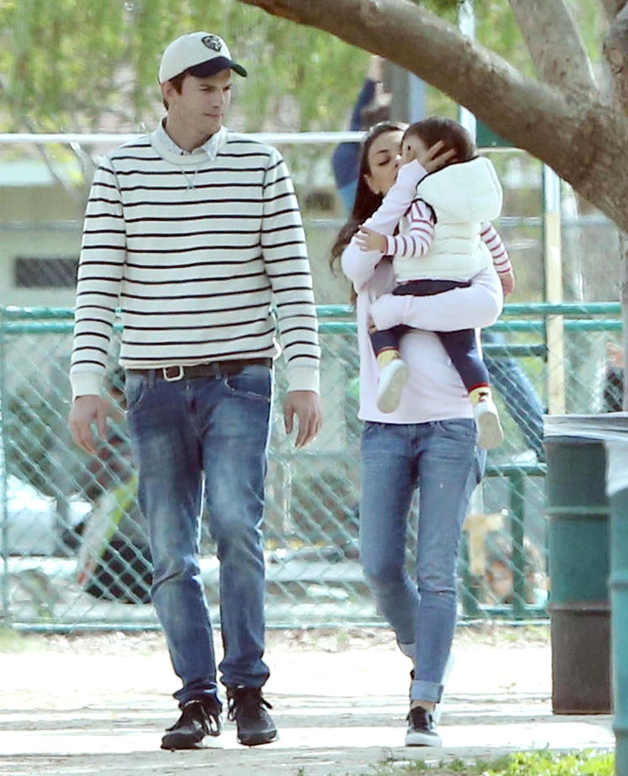 Ashton y Mila son unos papis encantadores.