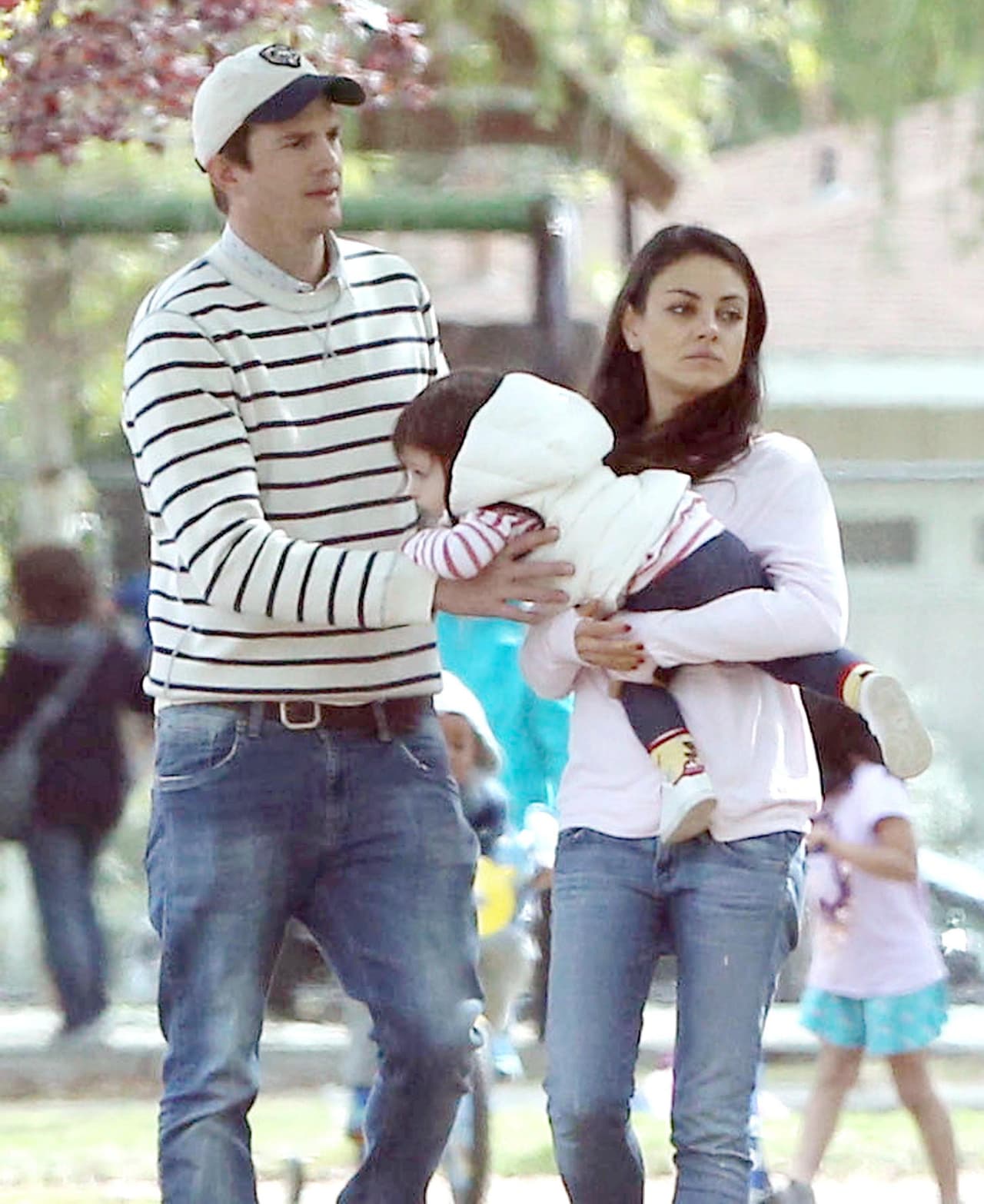 Llegó el turno de que papi la cargara.