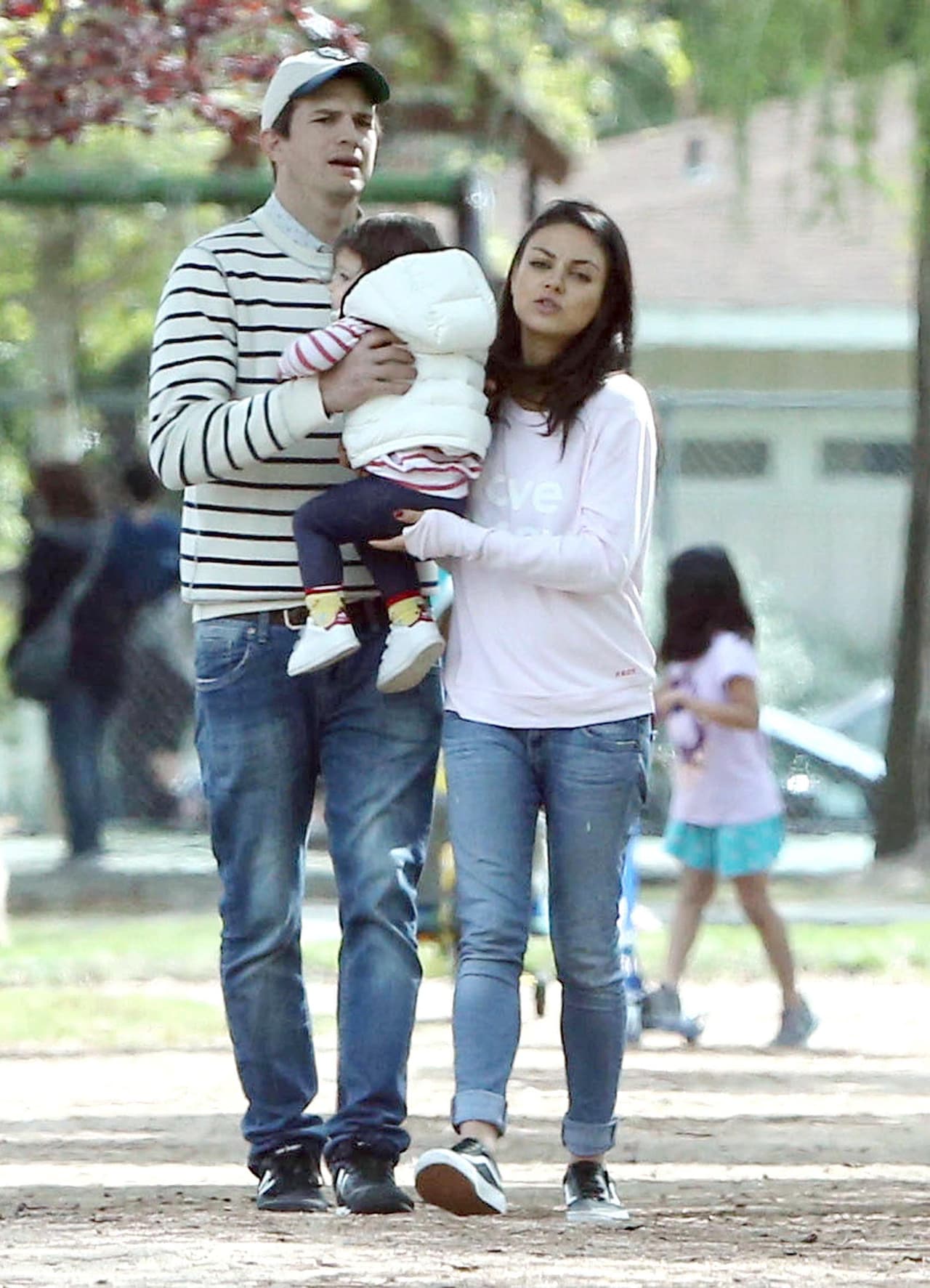 Al parecer la nena está muy pesada.