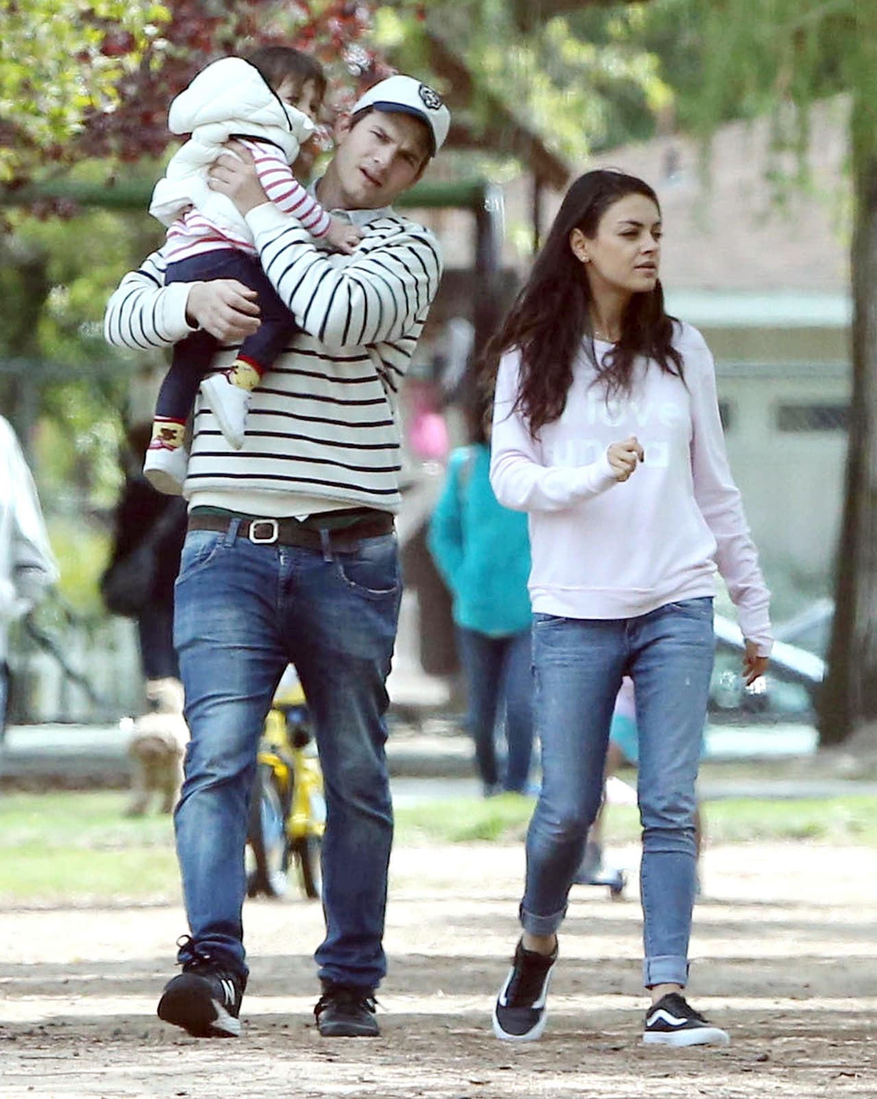 Ashton mejor la volvió a tomar en brazos.