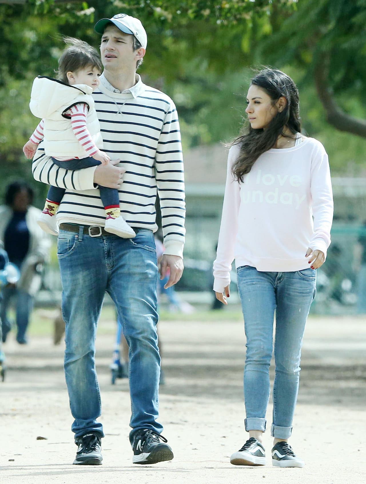 Esta hermosa familia siguió con su paseo.
