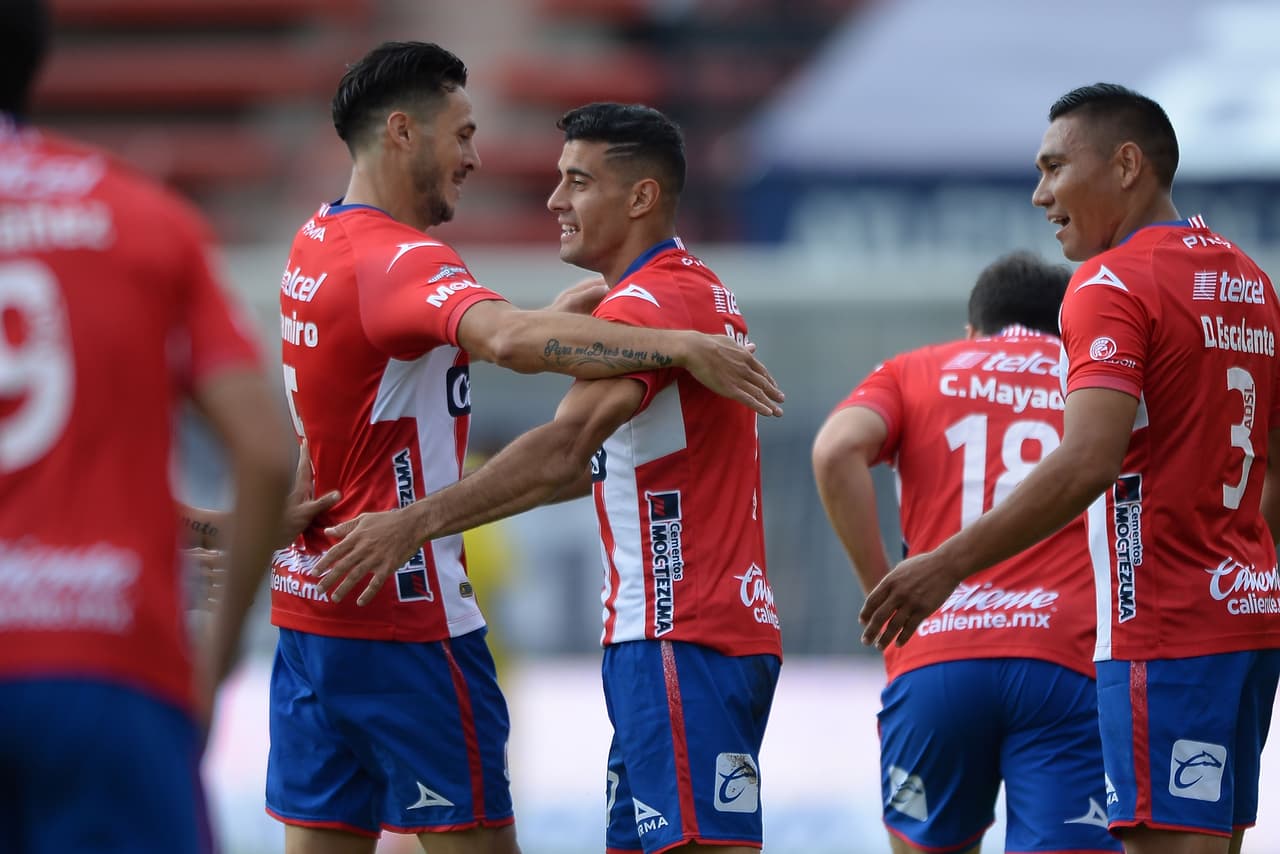 El ataque del san Luis da frutos, y al minuto 8, Berterame se encuentra con el balón cerca del área chica y anota el 1-0.
