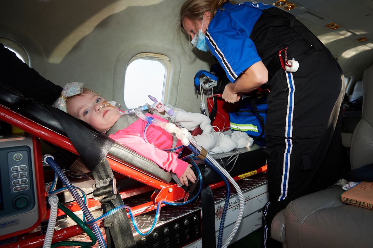 Las niñas viajaron en ambulancia aérea. Al llegar, pasaron un par de semanas en observación en el Hospital Infantil Lorie.