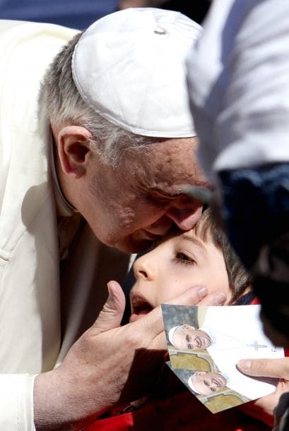Estas imágenes demuestran que el amor del papa no se mide en edad ni estatura.