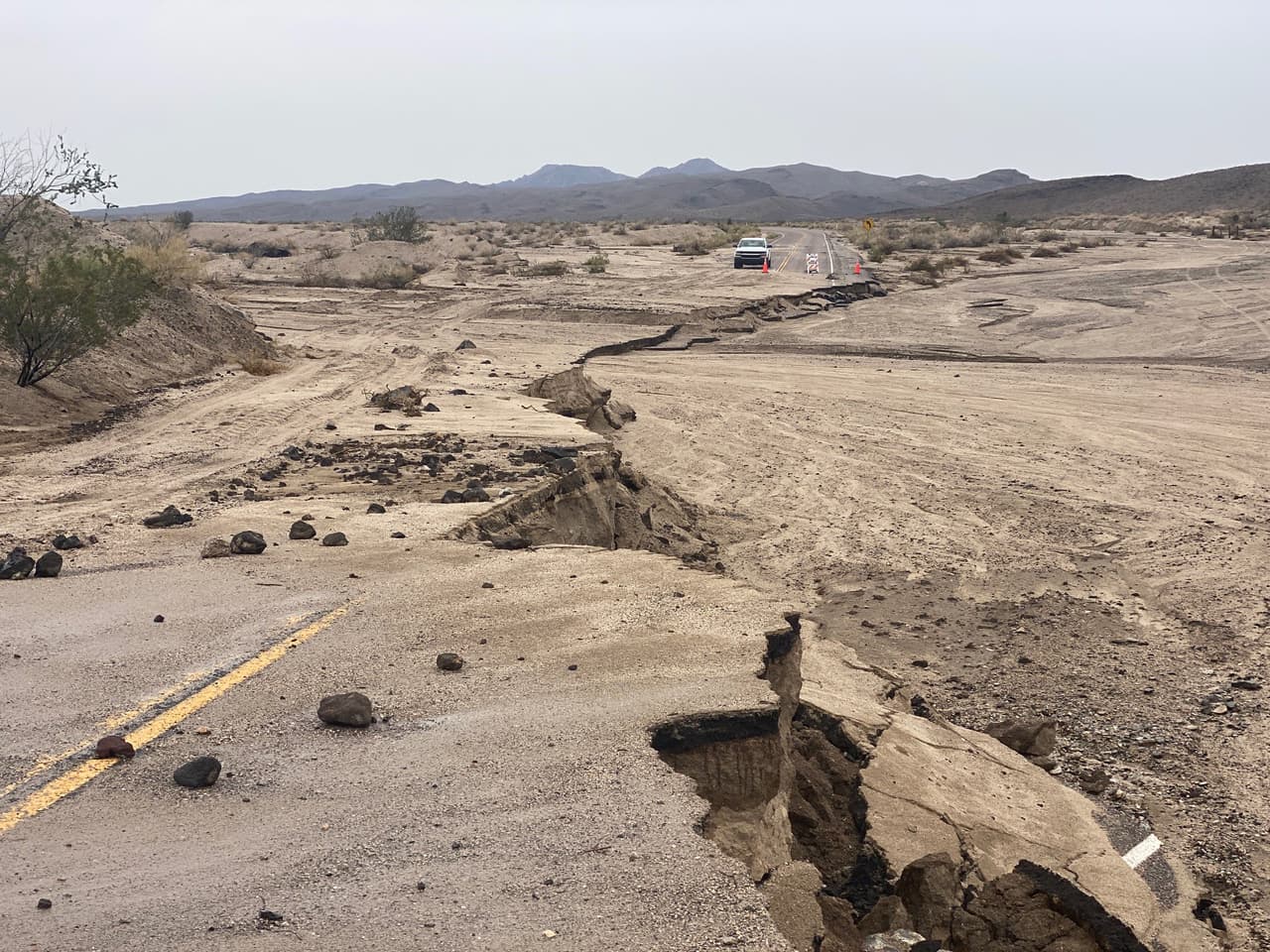Imágenes del lugar muestran las calles destruidas o cubiertas por lodo, tierra y piedras. Las autoridades piden no usar las vías en medio de la tormenta.