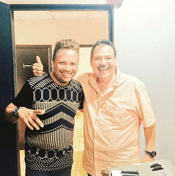 Actualmente se encuentra de gira por la República y aunque es un hombre muy ocupado, siempre se da tiempo para estar con sus familiares y amigos.