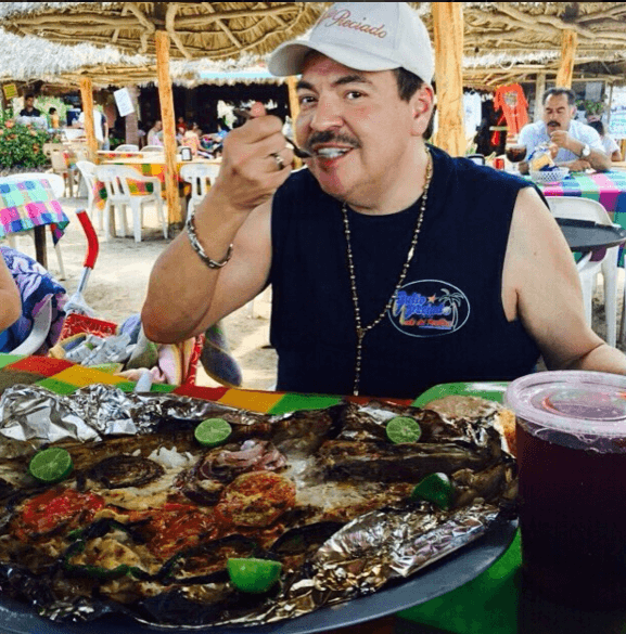 El intérprete denunció que a su llegada, la instalación del equipo, que estuvo a cargo de los organizadores de la presentación, no estaba lista, por lo que tuvieron que comenzar su concierto media hora tarde.