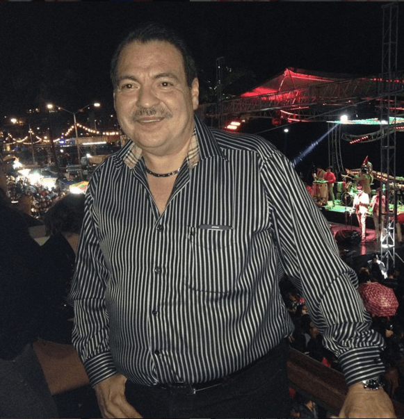 Julio Preciado publicó algunas imágenes en la red social donde se observan piedras, vidrios rotos y una persona lesionada en la cabeza.