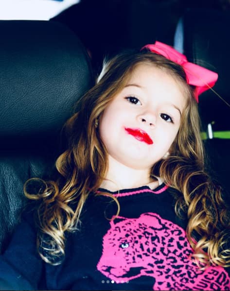 A tan solo dos años de distancia, se nota que cada vez está más grande y, sobre todo, que tiene mucha similitud con Elizabeth Gutiérrez.