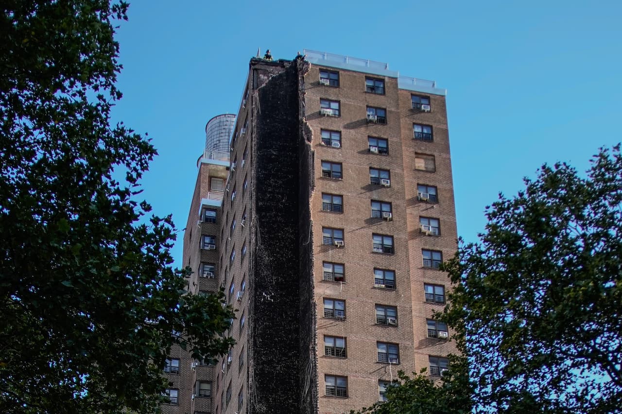 Unas
<b> 84 personas fueron evacuadas de 34 apartamentos</b> luego del derrumbe, mientras la demolición avanza lentamente, ladrillo por ladrillo, sin maquinaria pesada para evitar más daños en la estructura.