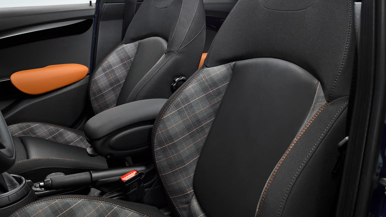 Su interior es otro de los destacados en la propuesta del Mini Seven 2016. Allí ganan protagonismo los asientos deportivos confeccionados en cuero negro, material que se mescla con una tapicería de tela con detalle de cuadros y costuras haciendo contraste. Sin dudas, el fabricante decidió dotar al habitáculo de detalles nostálgicos, sin embargo para quienes esto es demasiado, siempre es posible optar por asientos totalmente en cuero.