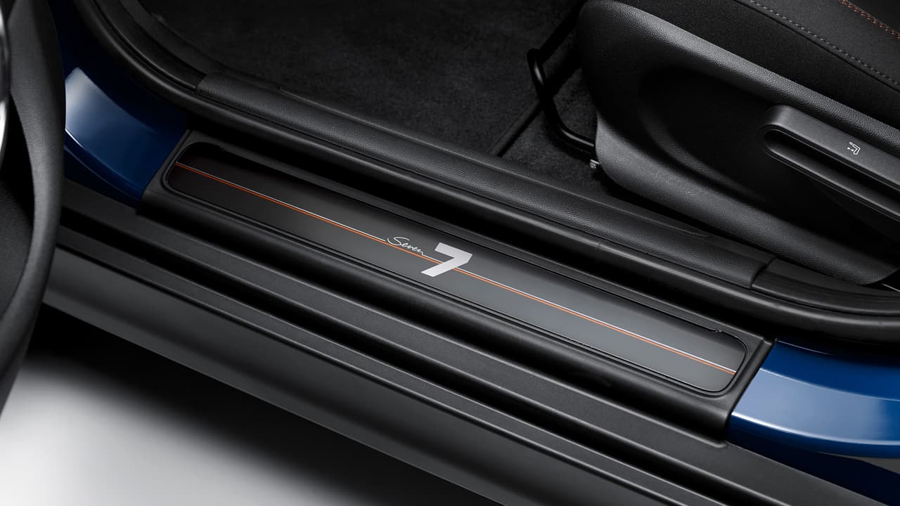 Como es usual en en las ediciones limitadas de Mini, en el Mini Seven 2016 no faltan inscripciones que recuerdan la denominación del modelo. En este caso, los embellecedores aparecen en los umbrales de las puertas.