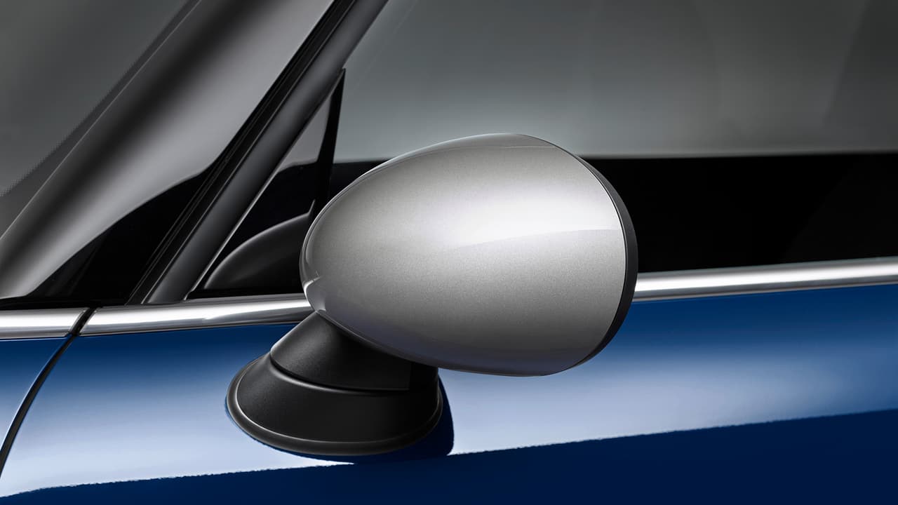 Los espejos retrovisores exhiben un tono que se conjuga con los 4 colores disponibles para la carrocería.