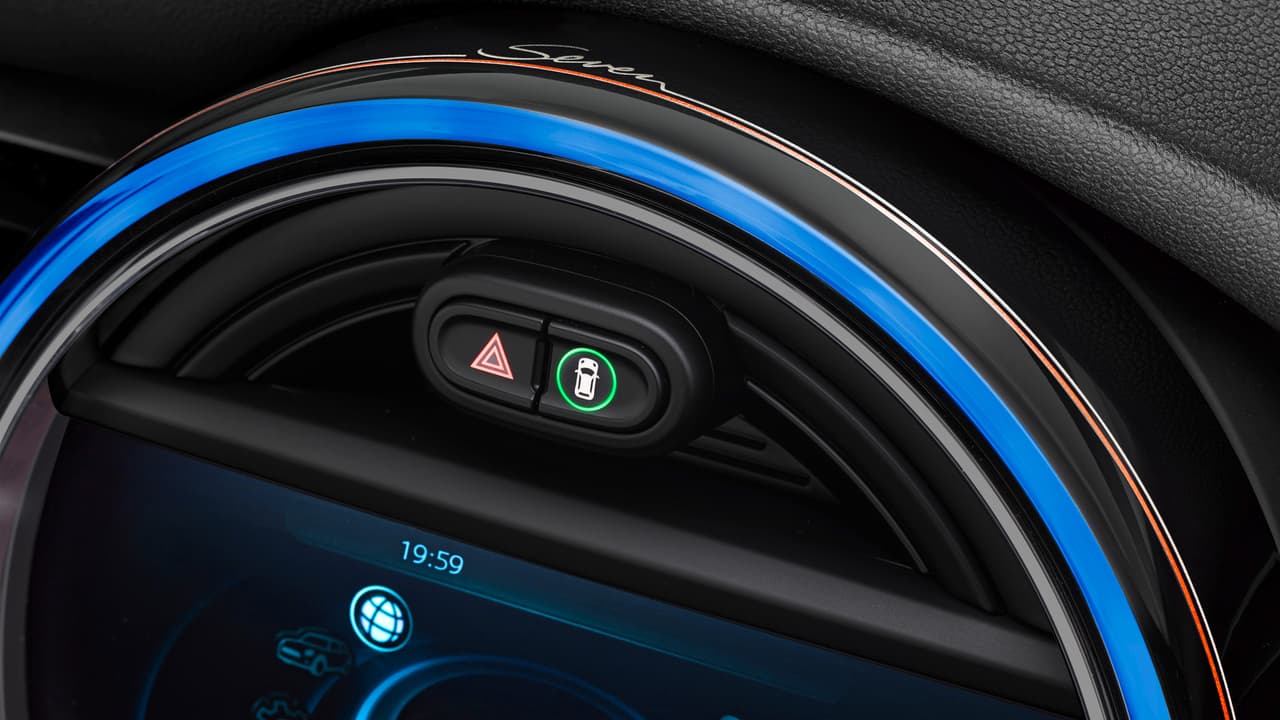 El estilo retro del interior se entrecruza con soluciones tecnológicas. En este caso, el vehículo incluye de serie el sistema de información y entretenimiento Mini Connected que corre en una pantalla de 6.5 pulgadas, aunque es posible optar por una más extensa, de 8.8 pulgadas.