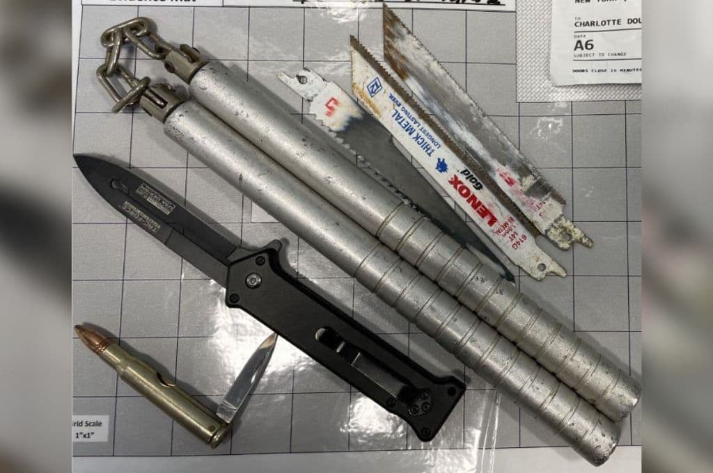 Pasajero intenta abordar avión con chacos y navajas en maleta de mano en Nueva York