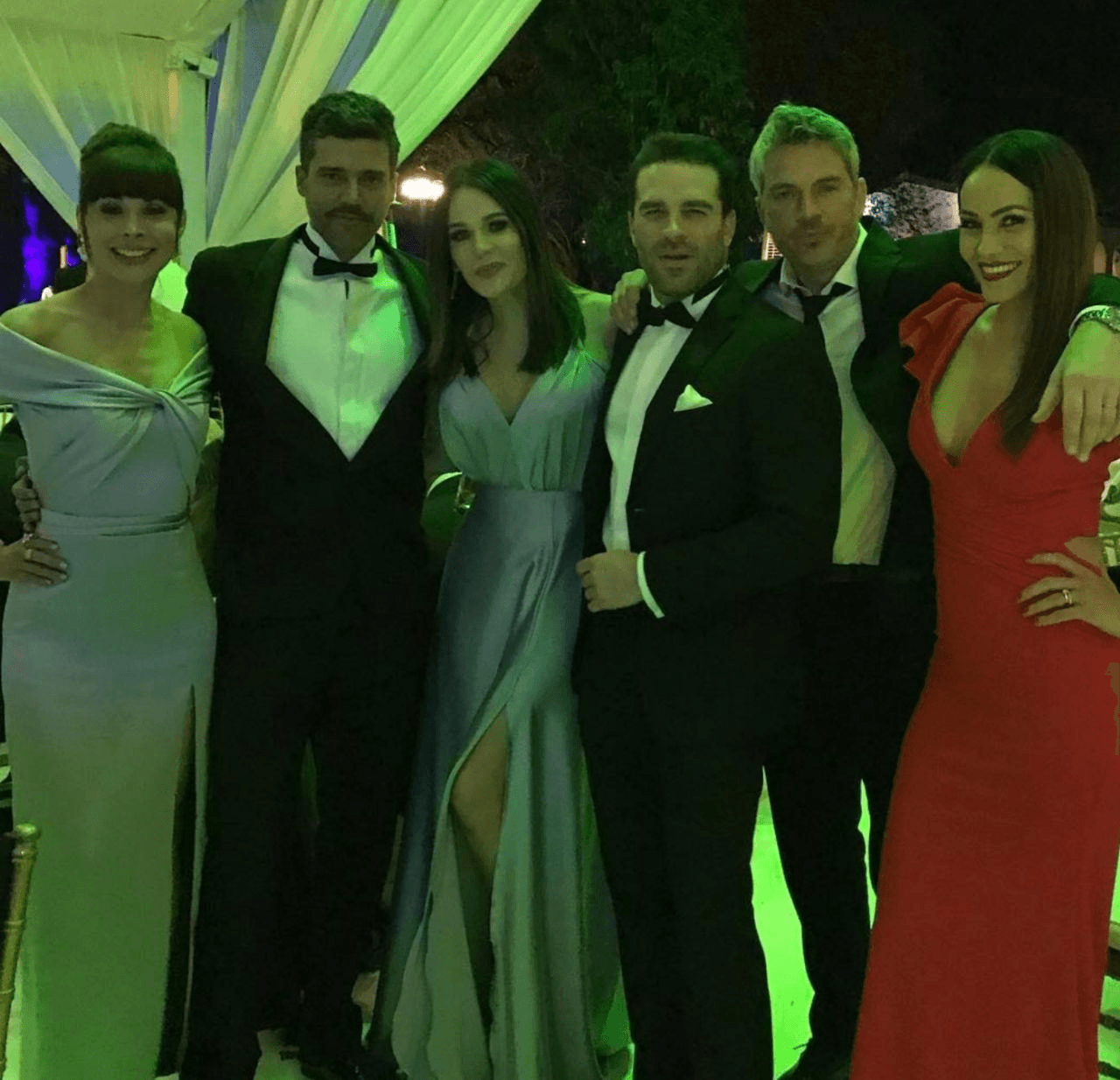 Alejandro Nones, Tania Vázques, Alex García, Fumazoni y más amigos de la pareja les desearon toda la felicidad del mundo en su unión.