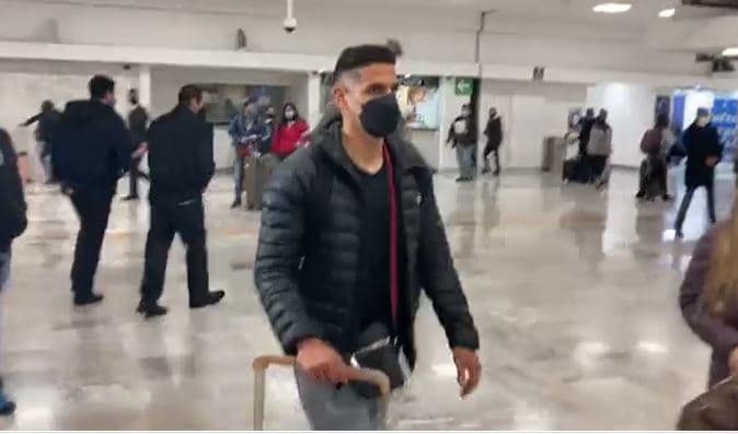 El nuevo elemento de Cruz Azul llegó este domingo para firmar su contrato.