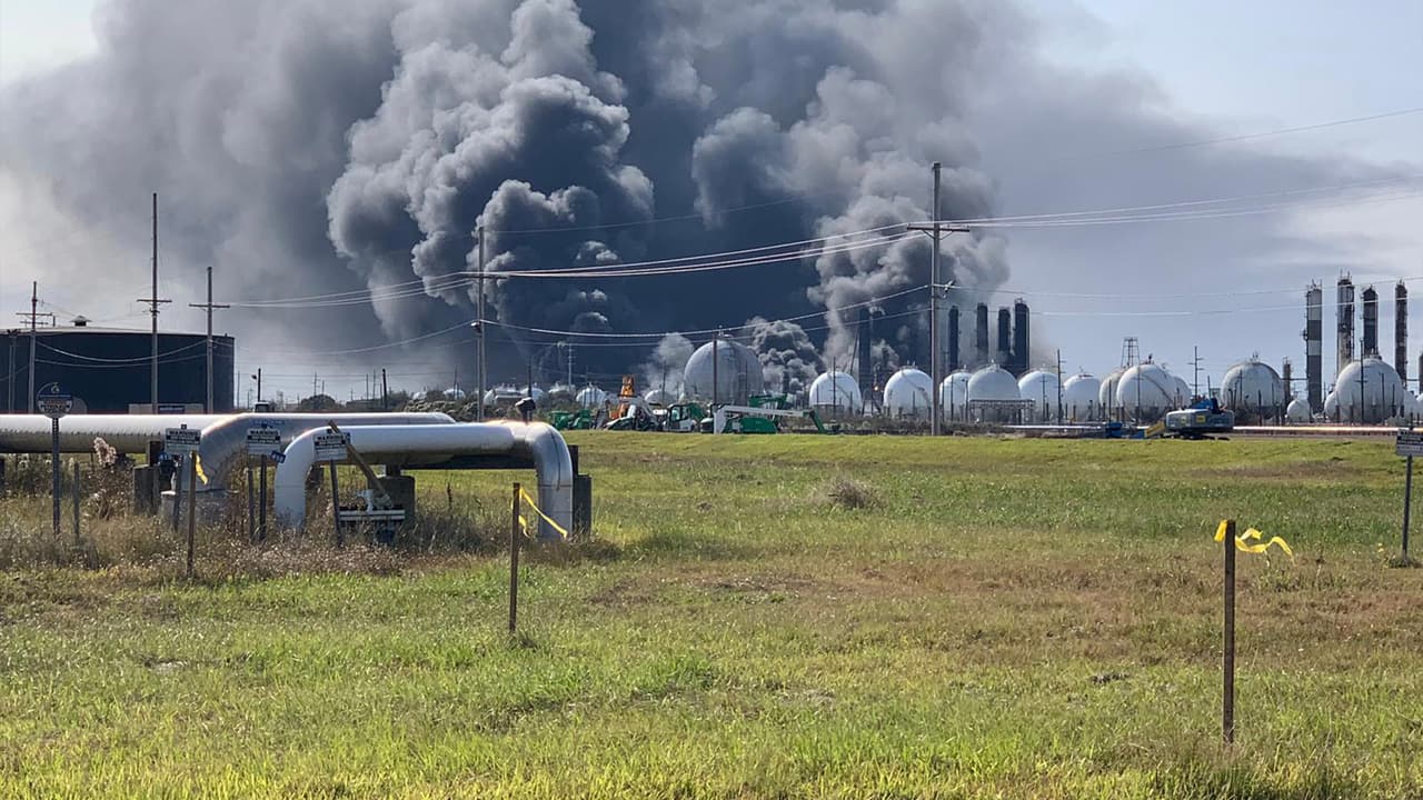 Los tanques que se incendiaron contienen butadieno, un gas incoloro que se utiliza sobre todo en la producción de cauchos sintéticos.