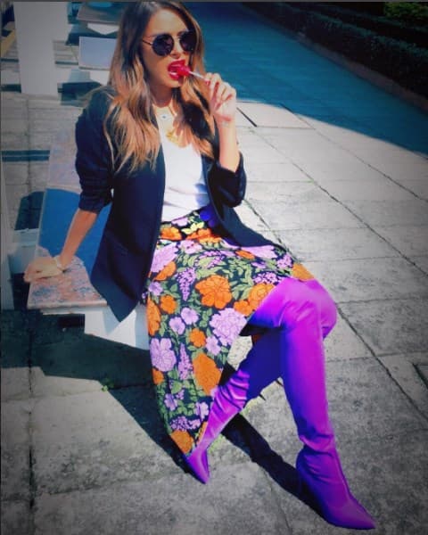 A Galilea le gusta jugar con los tonos vibrantes y llamativos. Las botas altas de color lila son unas de las últimas novedades en moda.