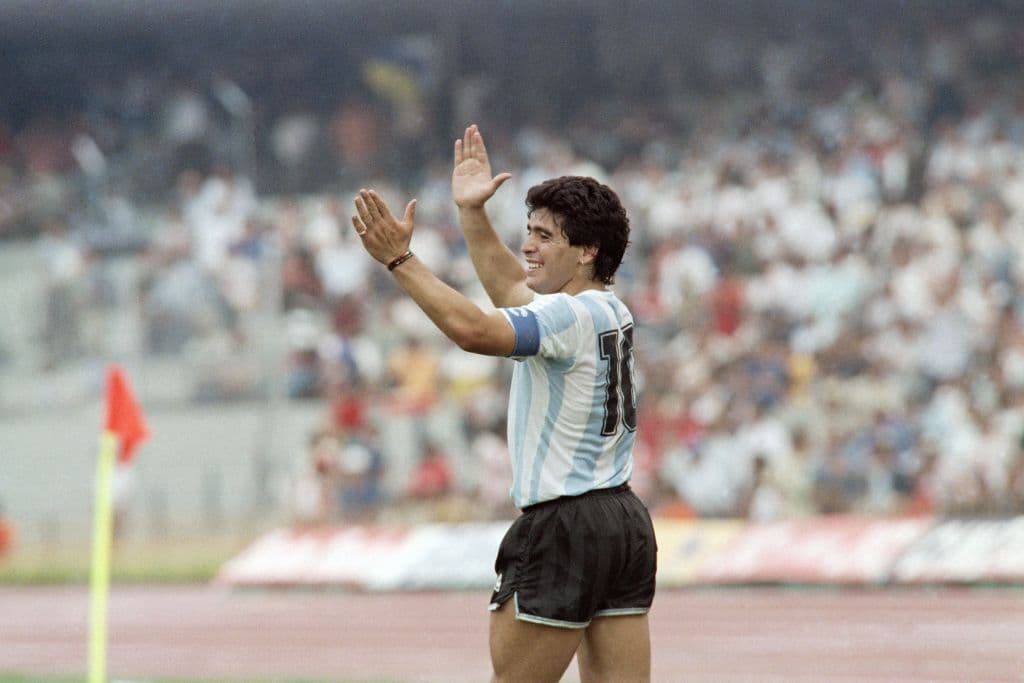 Familia de Maradona intenta frenar subasta de Balón de Oro de México 86