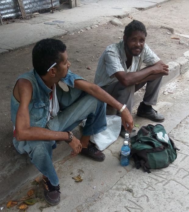 En las calles de Nuevo Vista Alegre no es raro encontrar a gente bebiendo mafuco