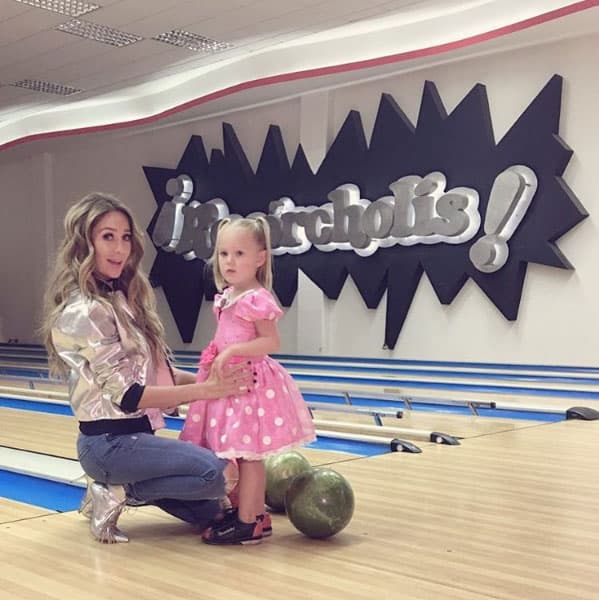 "Dandole unos tips de #boliche a @mirandasbb... (yo ni estaba jugando) 😜😜😜", escribió la actriz en sus redes sociales.