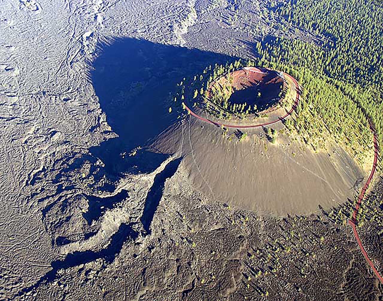 <b>13 -Volcán Newberry, Oregon.</b> Ubicado a 35 millas al este de la cresta principal de la Cordillera de las Cascadas, Newberry, es un gran estratovolcán activo en forma de escudo. En su pico hay dos calderas que albergan dos lagos: Paulina y el Lago Este. Ha permanecido dormido por centurias.
