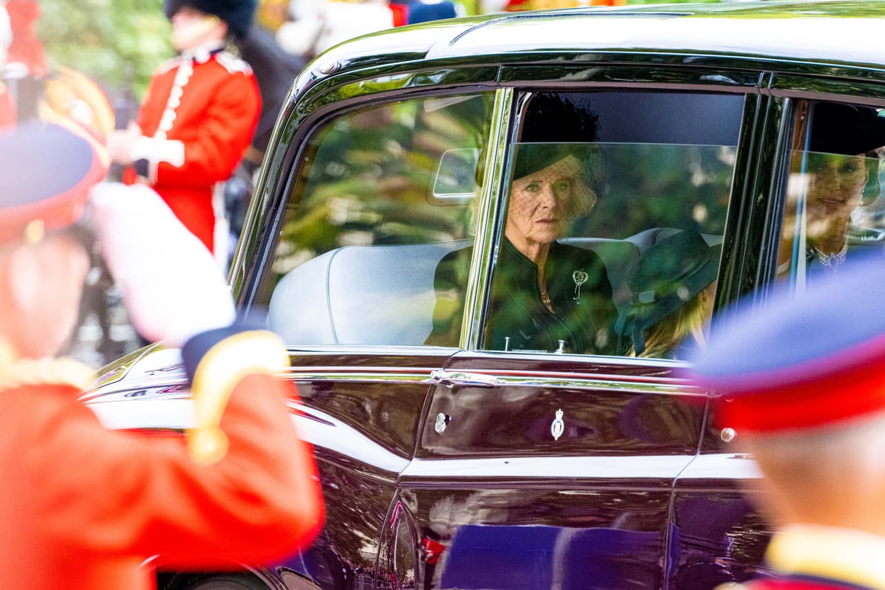 De esta manera, tanto Camilla Parker Bowles como Kate Middleton y Meghan Markle le dieron el adiós a la reina Isabel.
<br>
