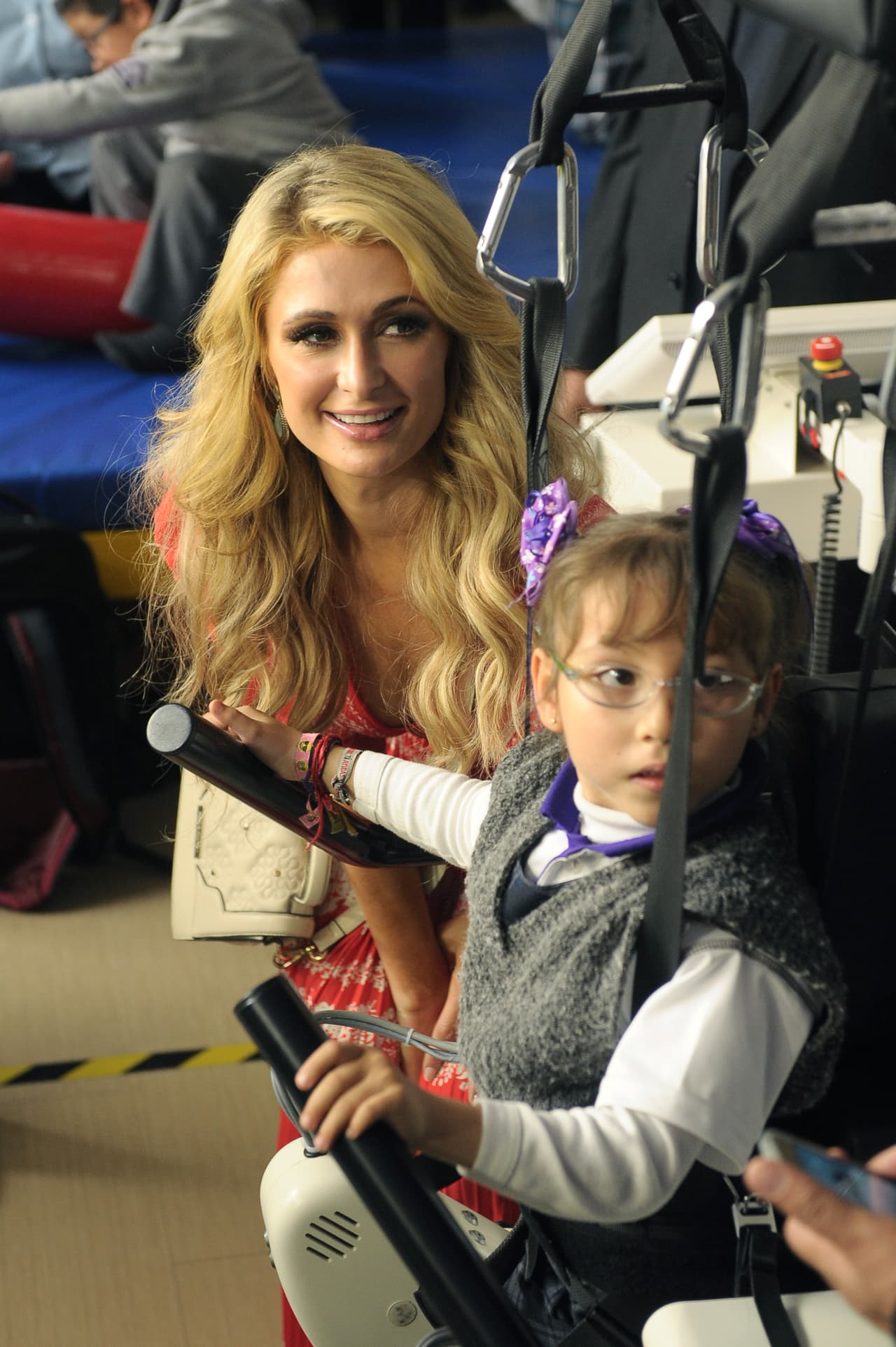 Paris observó las instalaciones y convivió con niños y sus familias.