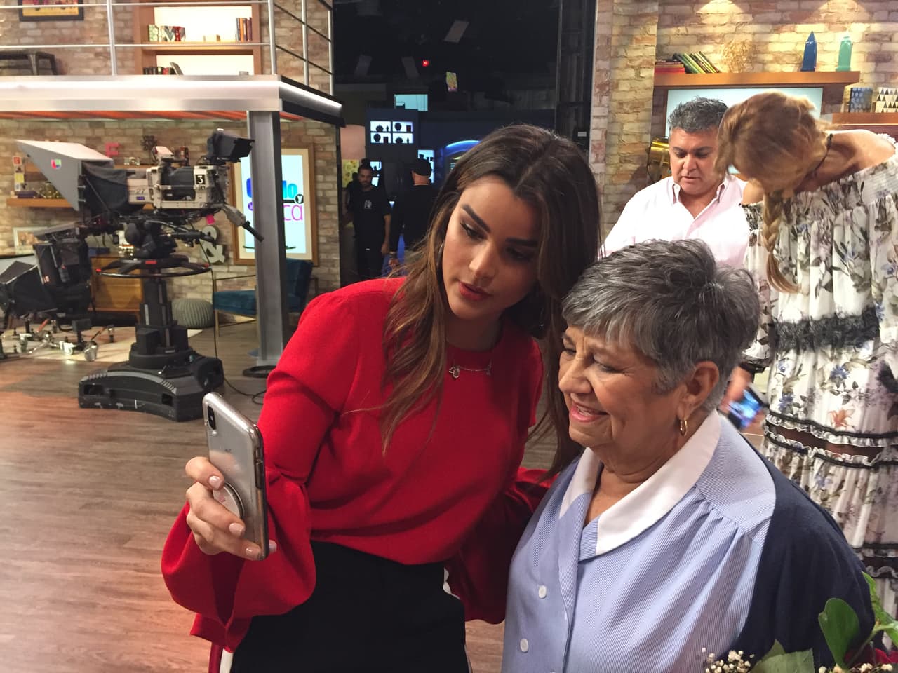 Clarissa aprovechó la oportunidad para mostrarle a Martica cómo funcionan las redes sociales
<br>