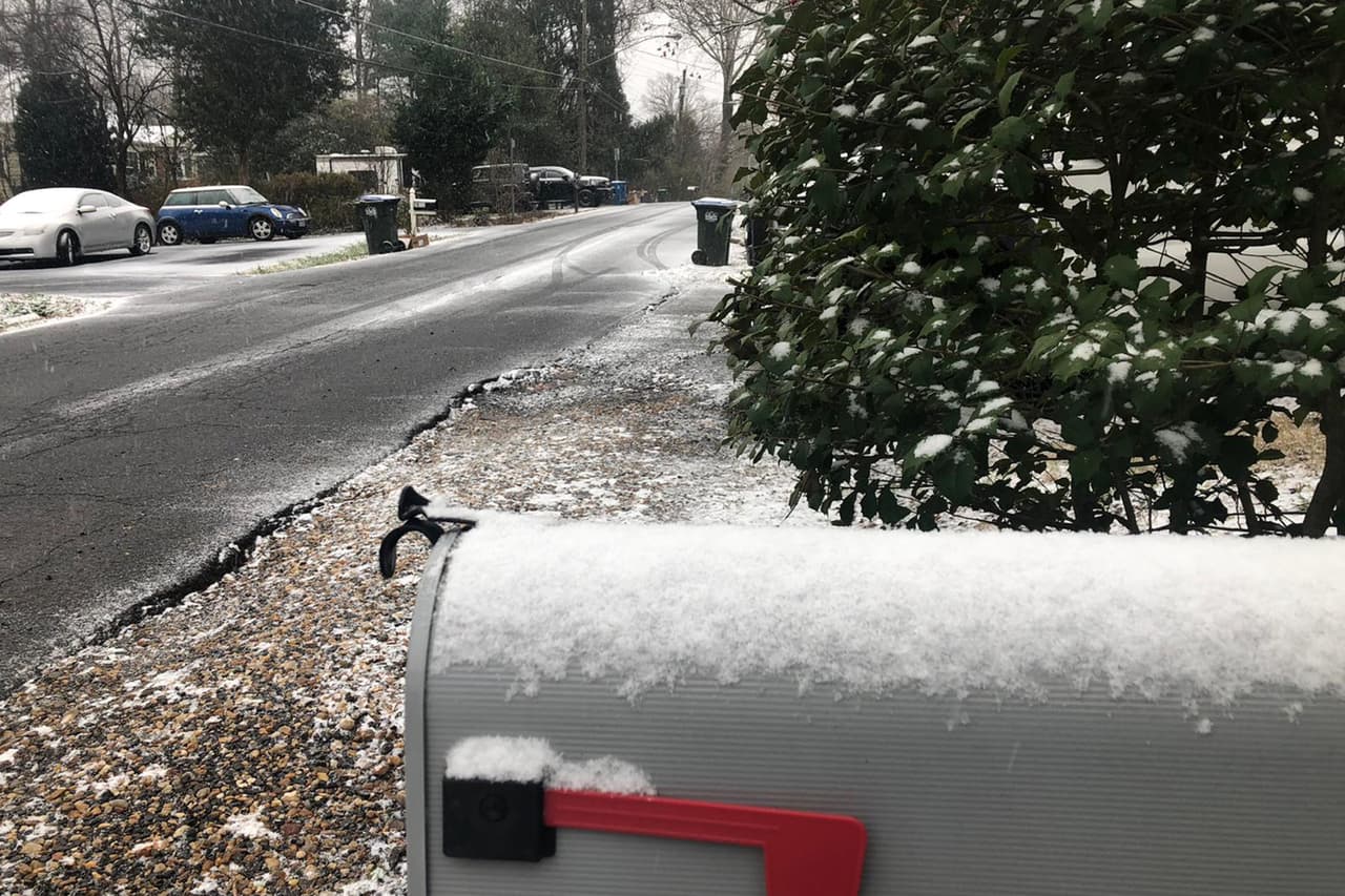 En la mañana, la nieve comenzó a colmar las calles de Fairfax, Virginia, un suburbio de la capital estadounidense. Según Albert Martínez, meteorólogo principal de Univision Noticias, los vientos helados hacen que las temperaturas desciendan y se reduzca la visibilidad en las calles.