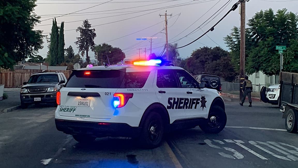 La calle de East Hills Drive se encuentra cerrada entre Dale Drive y South White Road.