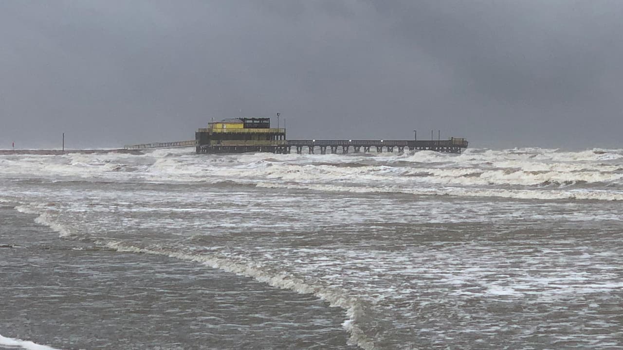 El jefe de la patrulla de la playa, Pete Davis, pide a la gente mantenerse alejada de la playa