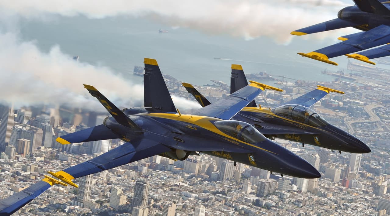 Recorriendo la zona que hay entre el puente Golden Gate y Alcatraz, los Blue Angels sorprenderán y deleitarán una vez más con su histórico espectáculo aéreo.
<br>