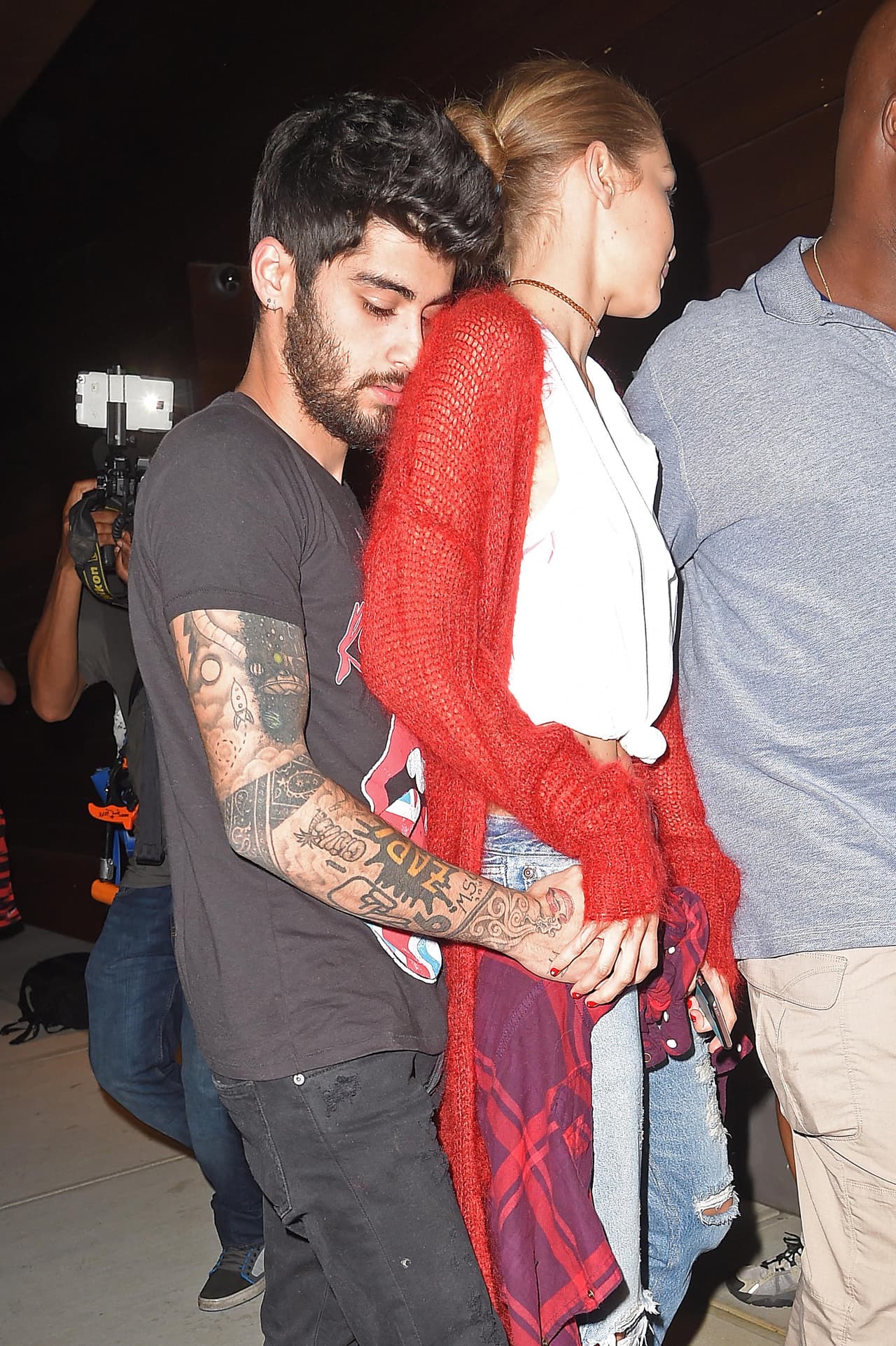 Zayn aprovechó para darle un "arrimón" de amor. ¡Niño, compórtate!