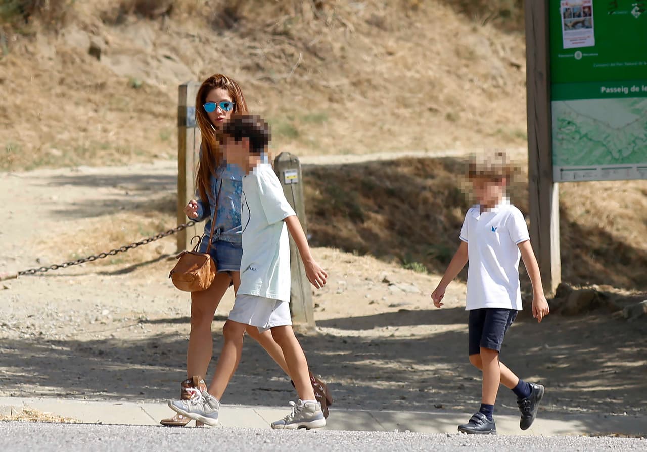 Durante el paseo, que fue documentado por los paparazzi, Shakira conversó en todo momento con Milan, mientras Sasha caminaba unos pasos detrás de ellos.
<br>