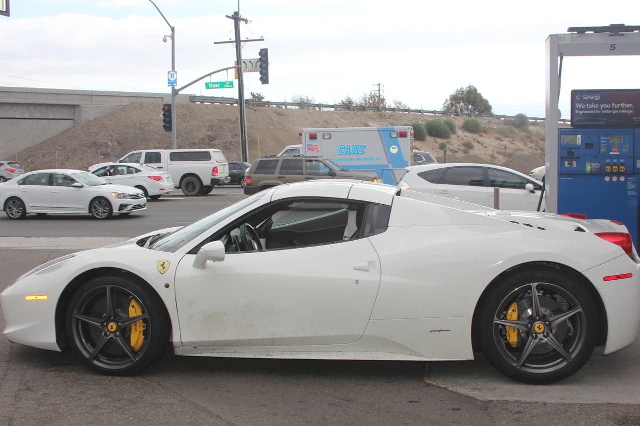 Repleto de basura y con extensos daños materiales al motor y el chasis, así fue hallado un Ferrari robado en el sur de California.