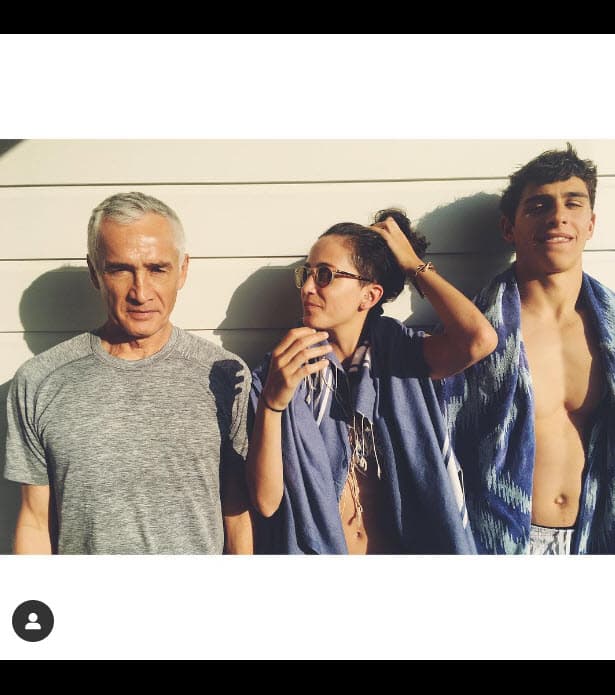 Así, entre largas jornadas de trabajo, coberturas de desastres naturales y guerras, el emblemático periodista de 
<b>Univision</b> no deja pasar el momento para destacar los logros de sus dos hijos. Son su orgullo. 
<br>